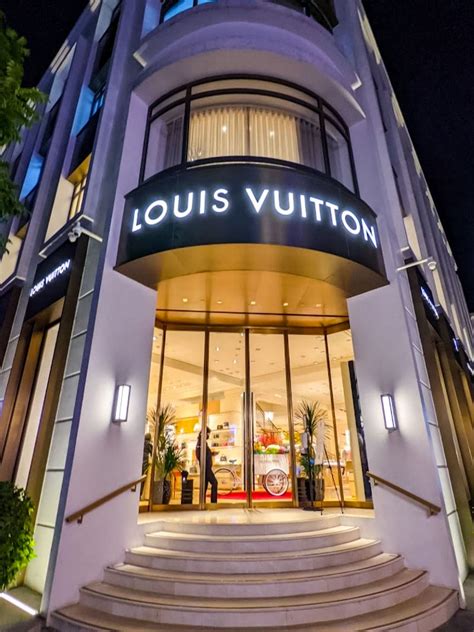 louis vuitton hanoi opening times.